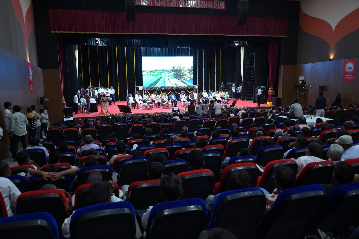 Live by : my click studio.....
પ્રવાસન, સાસ્કૃતિક પ્રવૃતિઓ, વન અને પર્યાવરણ, ક્લાઈમેટ ચેન્જ મંત્રીશ્રી મુળુભાઈ બેરાના અધ્યક્ષસ્થાને પંડિત દિનદયાળ ઉપાધ્યાય ટાઉનહોલ ખાતે શહેરી વિકાસ વર્ષ 2025ની ઉજવણીનો કાર્યક્રમ યોજાયો