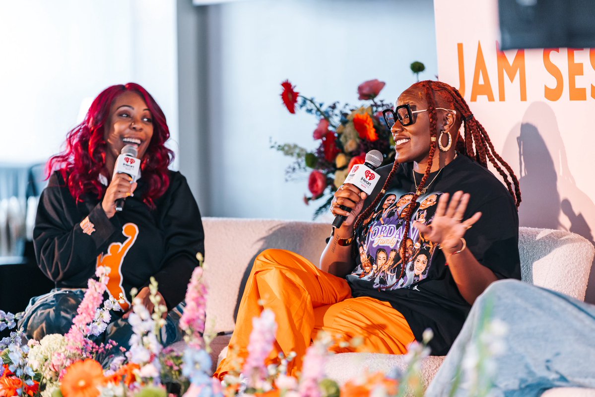 SheKnowsSports's tweet image. Did you miss the live taping of “Levels to This” live at WNBA All-Star feat. the one & only @Playa_Society 👀
Special thanks to Deep Blue Sports + Ent and @jkatz ‼️
Tap in this week to hear what you missed! New show drops every Thursday 🎧📱
@airswoopes22 @iHRWomensSports