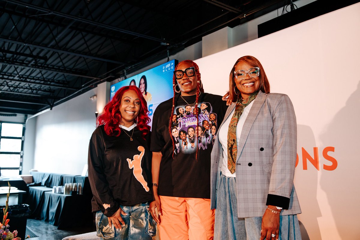SheKnowsSports's tweet image. Did you miss the live taping of “Levels to This” live at WNBA All-Star feat. the one & only @Playa_Society 👀
Special thanks to Deep Blue Sports + Ent and @jkatz ‼️
Tap in this week to hear what you missed! New show drops every Thursday 🎧📱
@airswoopes22 @iHRWomensSports