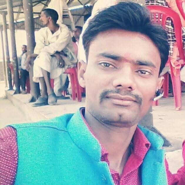 तुम चतुर बन के मुस्कुरा रहे हो और हम तुम्हारी चतुराई पर मुस्कुरा रहे हैं।
बस यही फर्क है हम दोनों में......!

#BabbuSharma_ˢʰᵃˢʰⁱ