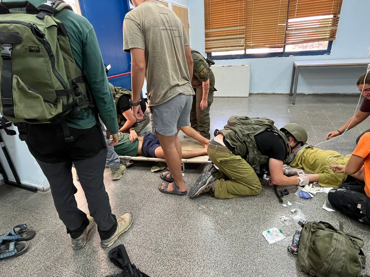 ilanacuriel's tweet image. תרגיל תרגיל: כטבם נפל בחדר האוכל בניצנה. 9 בני אדם נפצעו. דיווח על נפילה של כטבם בבאר מילכה. עשן מיתמר מעבר לגבול המצרי, ועכשיו דיווח ראשוני על חדירה לקדש ברנע. כל זה כשיש מח"ט חדש בגזרה ובעלי תפקידים בכירים לא בשטח.
רק תרגיל. אבל כל רגע יכול להפוך למציאות