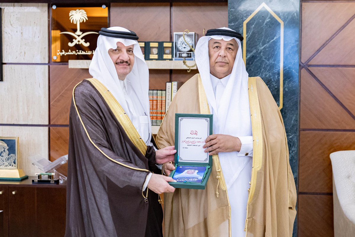تشرفت اليوم بلقاء صاحب السمو الملكي الأمير #سعود_بن_نايف بن عبدالعزيز، #أمير_المنطقة_الشرقية – حفظه الله – وأهديته نسخة من كتابي “أربعون عاماً من العطاء بين الإعلام والرياضة”، إلى جانب شهادة الدكتوراه الفخرية من منظمة الأمم المتحدة للإعلام والتدريب (UN MTC) ، واستمعت لتوجيهات