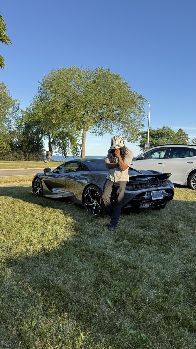 uncwhlgn's tweet image. necessarily manifesting my millions.