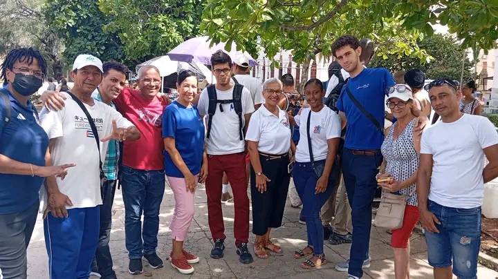 GuerraLiober's tweet image. El sábado pasado estuve en Línea y L en la feria que se hace habitual en el parque junto amigos de la comunidad sorda #ANSOC y @JovenClubHabana  que juntos llevan un programa de acercar a todos a las tecnologías. @MINCOMCuba @MayraArevich @CeciliaValdesM @Roilancu1