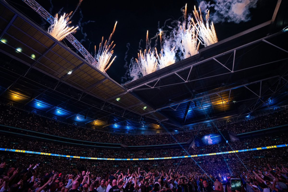 wembleystadium's tweet image. Nothing lights up like our house on fight night 🎇 🥊
#UsykDubois2