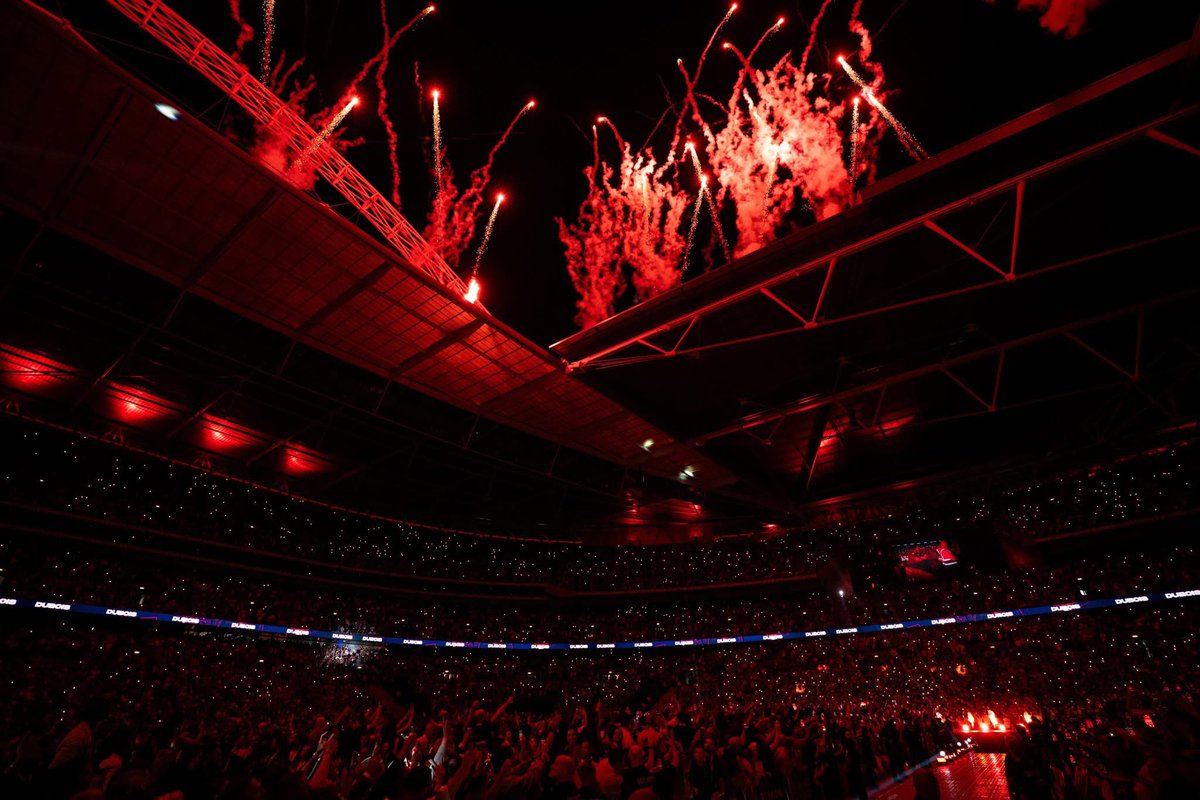 wembleystadium's tweet image. Nothing lights up like our house on fight night 🎇 🥊
#UsykDubois2