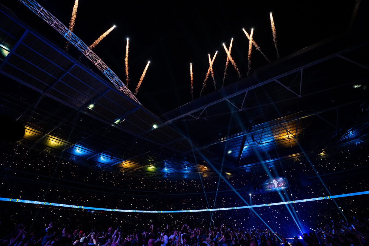 wembleystadium's tweet image. Nothing lights up like our house on fight night 🎇 🥊
#UsykDubois2