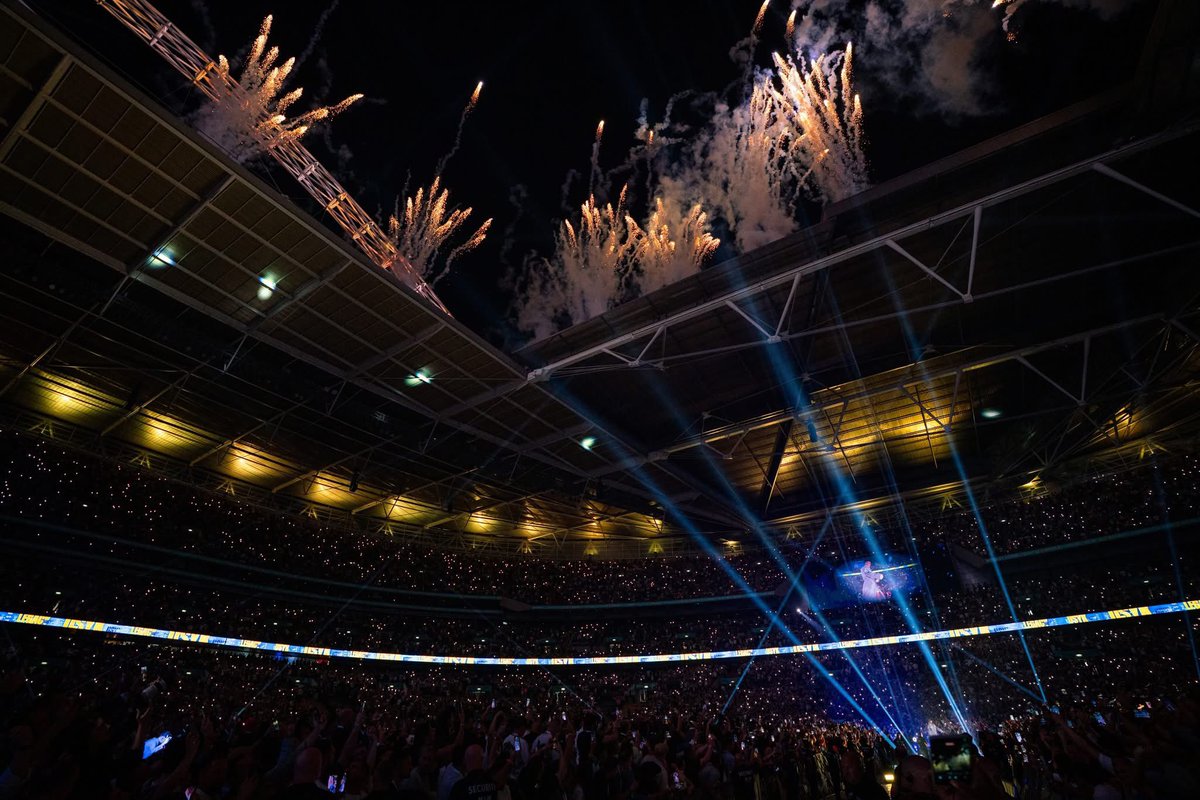 wembleystadium's tweet image. Nothing lights up like our house on fight night 🎇 🥊
#UsykDubois2