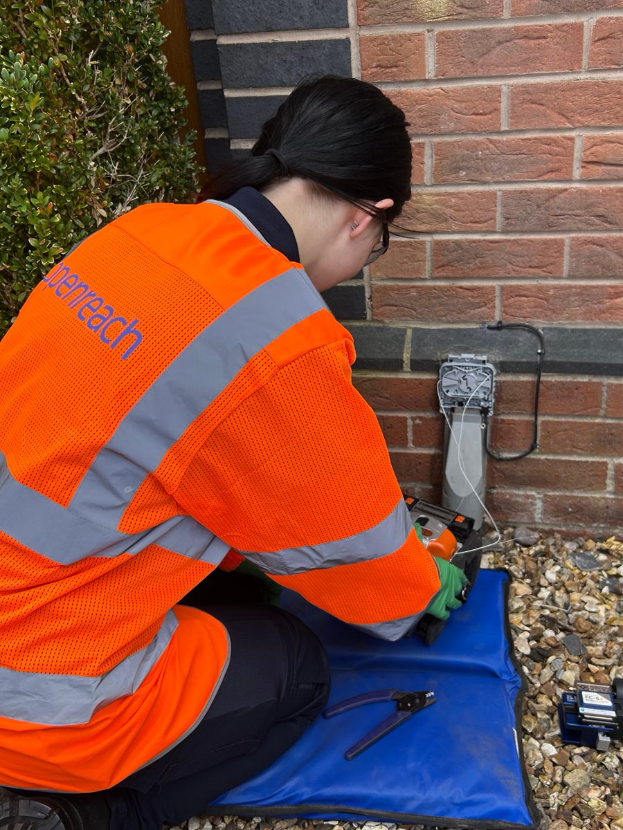 WeAreOpenreach's tweet image. At Openreach, we’re committed to creating opportunities that spark curiosity and inspire future engineers 💪

Exploring potential career paths, Mia-Rose loved joining her dad, specialist engineer Matt, for her Year 10 work experience with Openreach!

#WomeninEngineering