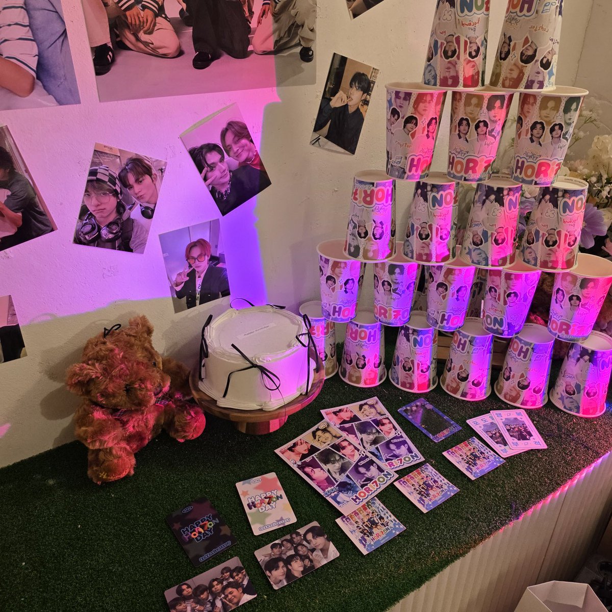 #RT #호라이즌 데뷔카페 OPEN 🎂
📢 앵커와 호라이즌의 해피해피한 2주년 함께 축하하자~!!
다양한 매력을 보여주는 호라이즌의 데뷔 기념 카페에 놀러오세요~💗

🎁기본 특전 + 디저트 특전
📆7/22(화) ~ 7/24(목)
📍카페 멜로우 (서울 마포구 잔다리로 30-11 1층)​​​

#호라이즌_데뷔2주년_축하해