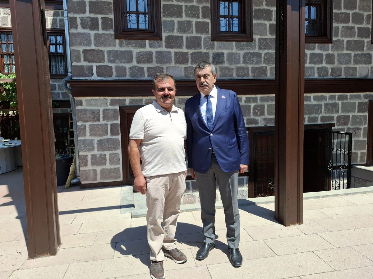 Milli Eğitim Bakanımız Sn. Yusuf Tekin beyefendi ile görüşme imkanım oldu. Sanayi sitelerimizde yaşanan personel sorununu aktardım, kendisi de Sivas’ta pilot uygulamaya başlayan mesleki eğitim sisteminin hızla yaygınlaştıılacağı müjdesini verdi. Yakın ilgisi için Sayın bakanımıza
