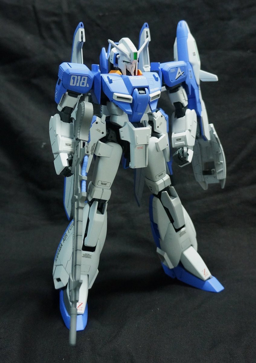 Taiyo209's tweet image. 棚を整理してゼータプラスコーナーにしてみた。MSの中で1番好きなのよね。プラモは20年前にMG作ったきりなんだけど。また物が増えたら配置変わりそうだから今だけ。