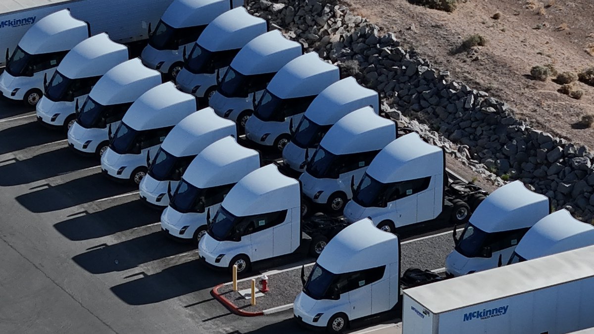 HinrichsZane's tweet image. Several companies have received the Tesla semi and either had them for a period of time for a pilot test or longer term and are using them in daily operations.
Pepsico (including subsidiary Frito-Lay): They were the first to receive the initial prototype versions and continue to…