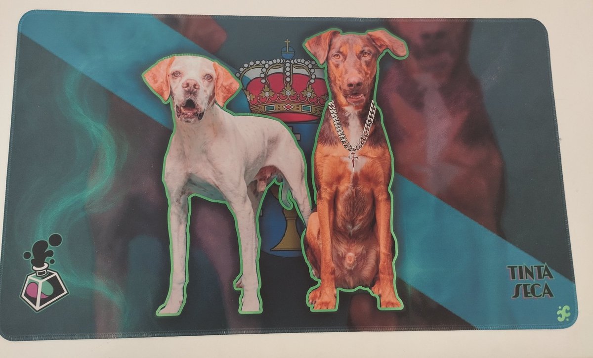 Por cierto, no había puesto por aquí la maravilla de tapete que estoy usando estos Championship 
Regalo de mis compañeros y amigos de <a href="/TintaSecaTeam/">Tinta Seca</a> 
Apreciad está auténtica obra de arte