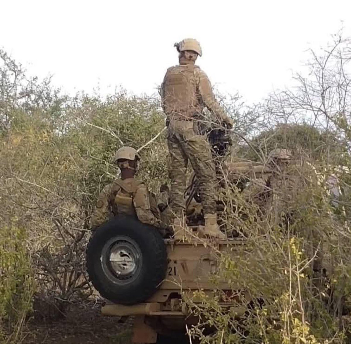 NISA’s elite Gaashaan forces destroyed an Al-Shabaab explosives compound in Dhanaane, Lower Shabelle, during a planned night raid. Authorities say the operation dealt a major setback to the terrorists’ bomb-making activities.
#Somalia #NISA #Gaashaan