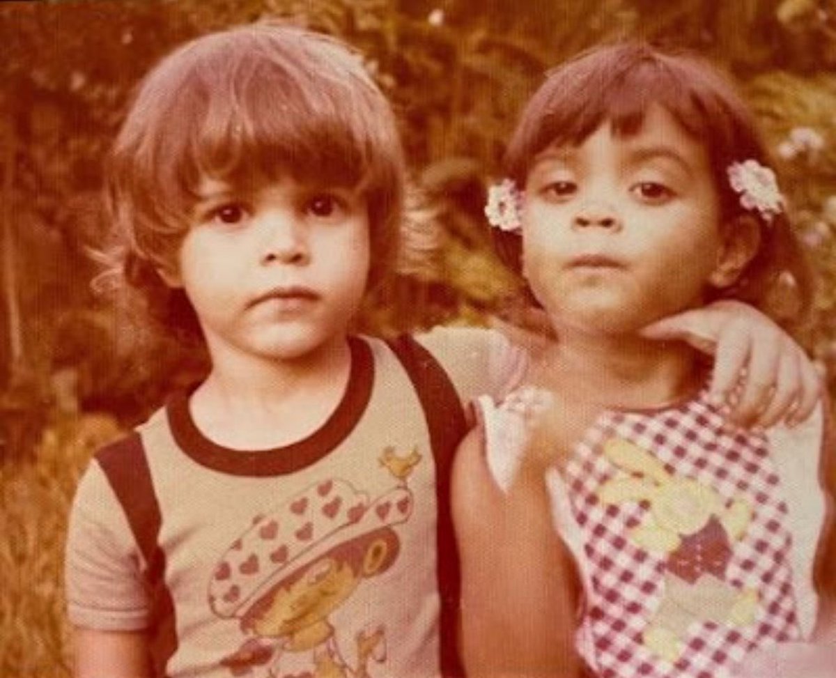 caetanoveloso's tweet image. Pretinha se foi aos 50. Choro desde que soube. Ela era uma das pessoas mais queridas para mim, desde criancinha. Veio muito em minha cabeça a minicanção de Gil sobre Moreno e ela (que eram primos carnais). Muito difícil aguentar. Penso em Gil. Penso em todos. Nem consigo dizer o…