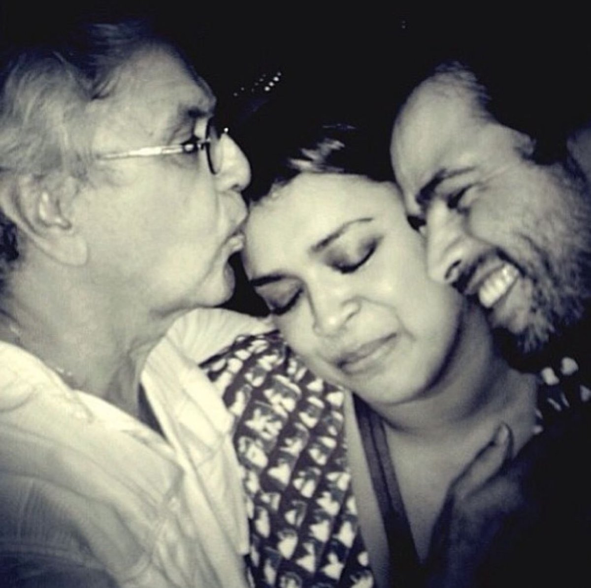 caetanoveloso's tweet image. Pretinha se foi aos 50. Choro desde que soube. Ela era uma das pessoas mais queridas para mim, desde criancinha. Veio muito em minha cabeça a minicanção de Gil sobre Moreno e ela (que eram primos carnais). Muito difícil aguentar. Penso em Gil. Penso em todos. Nem consigo dizer o…