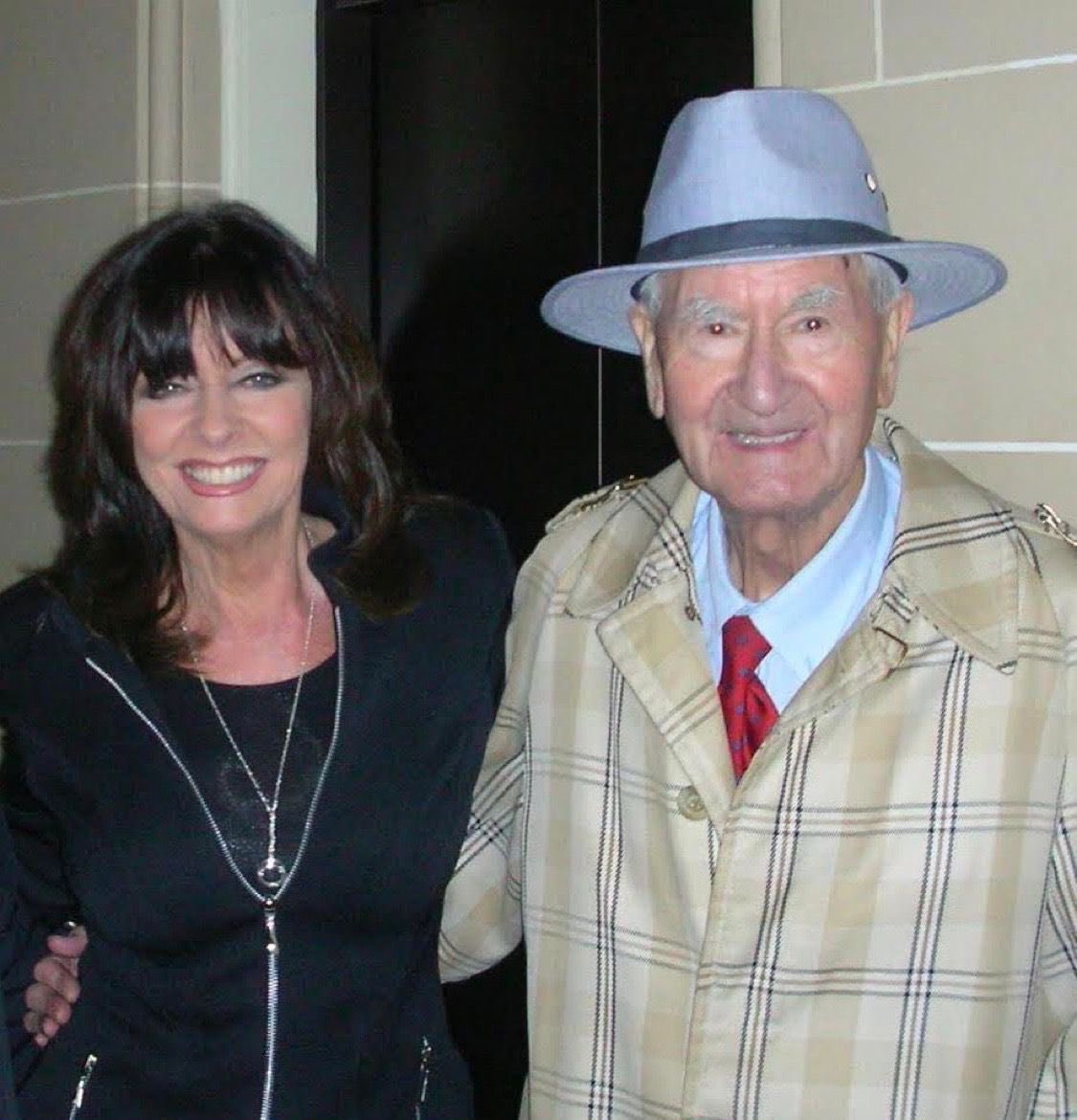 vickimichelle's tweet image. Happy Heavenly Birthday Bill Pertwee MBE. Great actor and Lovely man. Fab as Warden Hodges in “Dads Army” Lovely memory at David Crofts memorial. #BillPertwee #DadsArmy #CarryOn #YouRangMLord #RunForYourWife #DavidCroft @DadsArmyFans #MondayMotivation