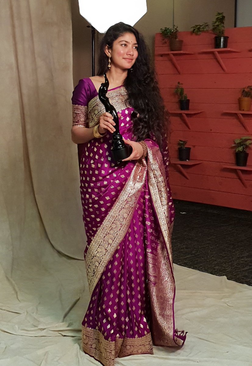 SaipallaviFC's tweet image. An actress who captured the millions of hearts with her PHENOMENAL ACTING n DANCE with debut film itself..n won FILMFARE Best Actress AWARD for #Fidaa ♥️

@Sai_Pallavi92 🌟👑 ❤️‍🔥

#SaiPallavi #8YearsOfFidaa
#8YrsOfSaiPallaviInTFI