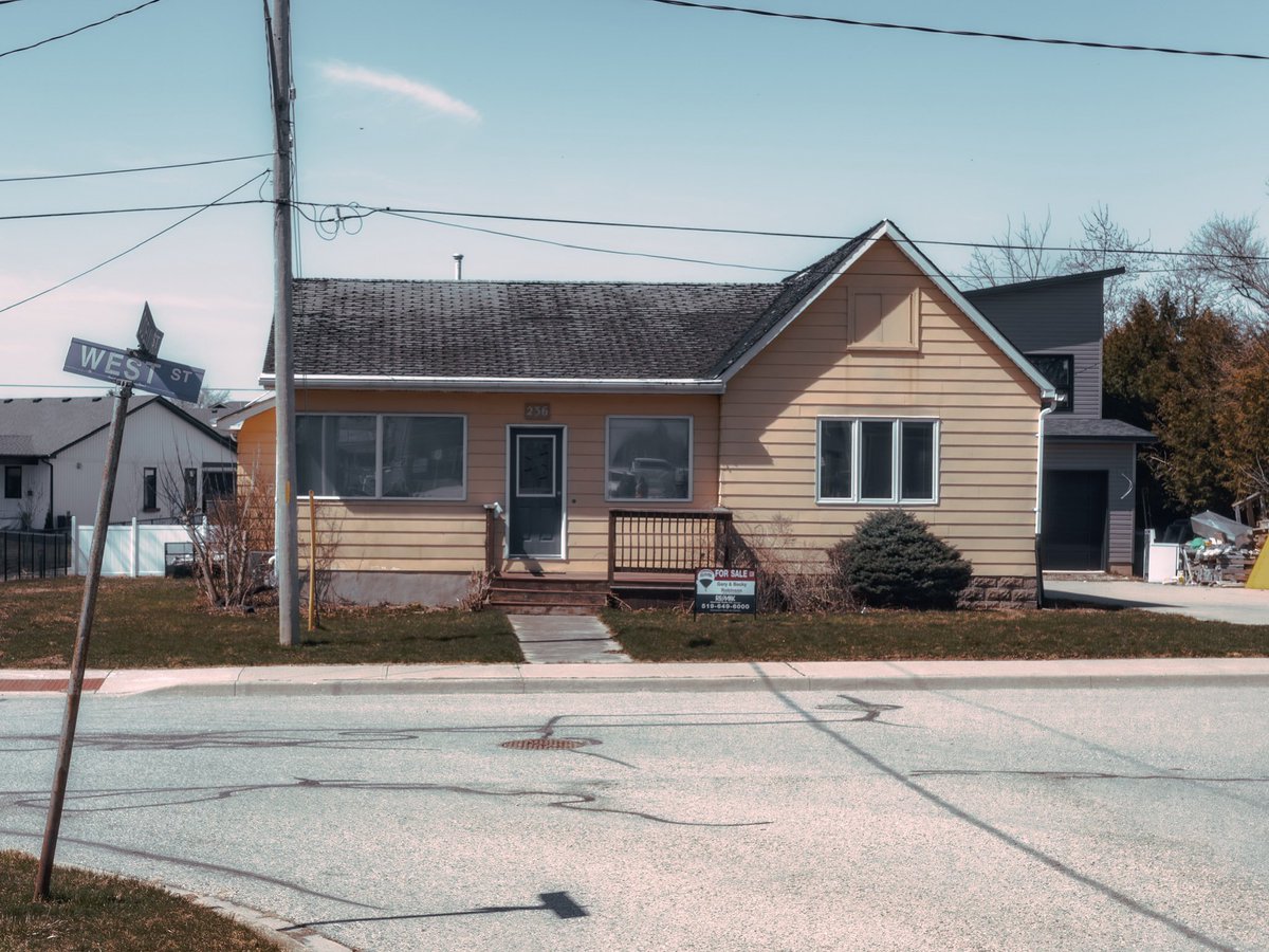 nowhereont's tweet image. house hunting