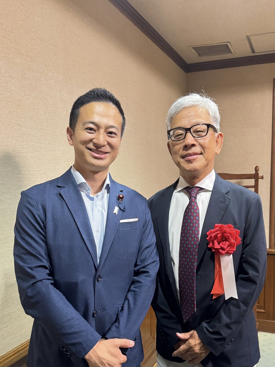 abe_keishi's tweet image. 兵庫県内の式典で、平井文夫さんとご一緒しました。私が官僚時代に参加していた外交関係の勉強会でご一緒させていただいてから、早10年。久々にお目にかかりました。戦後80年についてのご講演でお越しになられました。
#平井文夫
#阿部けいし #日本維新の会
#兵庫2区 #神戸 #西宮