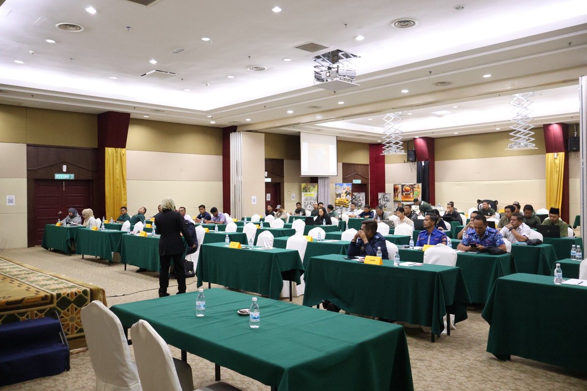 PERHILITAN's tweet image. 🐅 PROGRAM KESEDARAN AWAM PENGUATKUASA TERENGGANU: BERSATU SELAMATKAN HARIMAU MALAYA! 🛡️🌿
Pada 8–9 Julai 2025, Jabatan PERHILITAN Terengganu telah menganjurkan Program Kesedaran Awam Pegawai Penguatkuasa sempena Kempen Selamatkan Harimau Malaya.