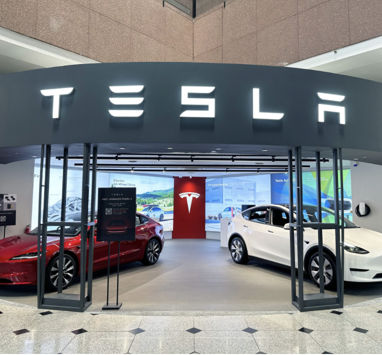 herbertong's tweet image. 🚨 $TSLA Stock: BofA warns Q2 will be challenging, weak deliveries, IRA incentive phase-out, and tariff risks from Chinese-made batteries are weighing on Tesla.
Still, the Robotaxi launch in Austin boosts confidence in Tesla’s FSD goal by end of 2025.
“This gives us more…