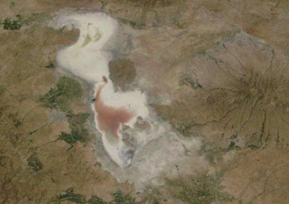 Mayekhal's tweet image. دریاچه ارومیه رسما خشک شد
فرض کن دریاچهای ۱۳ هزار سال پر آب بوده رو آخوند طی ۴۶ سال خشکش کرد
بازم جای شکر داره پهلوی نیومد :)))
#همکاری_ملی