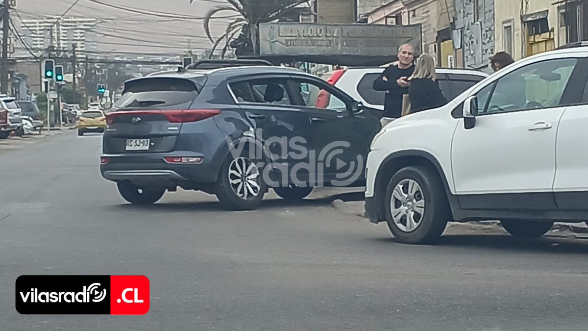 VilasRadio's tweet image. ⏰A ESTA HORA: Colisión en Céspedes y González, con Amunategui, en #Iquique. Se  trataría sólo de daños materiales.

#IQUIQUE #ACCIDENTE #CESPEDESYGONZALEZ #AMUNATEGUI #SINIESTRO