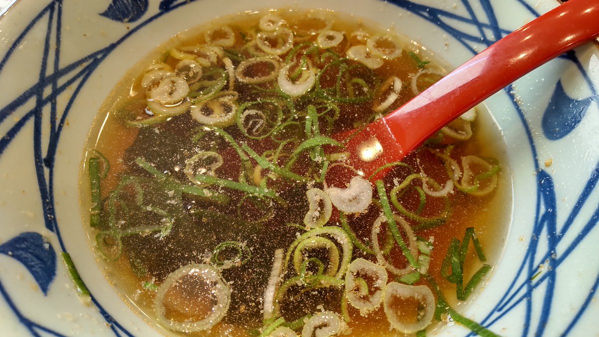 fromFukuyama's tweet image. 今日は一昨日と昨日
着た汗まみれの
浴衣を洗い
丸亀製麺で
冷たーい海鮮旨塩うどん
食べたいと思って
行ったら完売😂
冷たーい海苔旨塩うどん
食べたら温~い🤣
うどん食べ終わって
出汁にネギとワカメを
トッピングして
🍙を食すのが私流