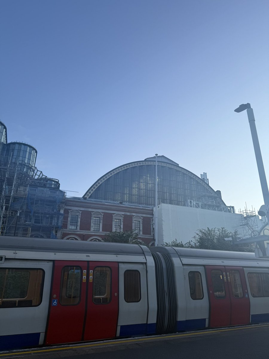 llggeorgia's tweet image. This is the tube station equivalent of the moving Hogwarts staircases