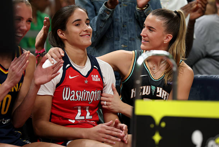 SoniaCitronGOAT's tweet image. Post All-Star Weekend Blues☹️☹️
If I had to pic my 4 best (captured) Sonia Citron moments in ASW, these are my choices:
1. Sabrina calming Soni's nerves seconds before Soni starts her 3pt shooting round.
2. Soni's First (of many) All-Star game introductions
3. Soni dresses up…