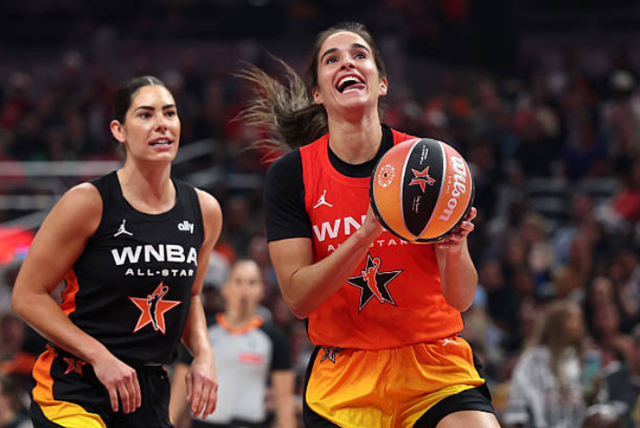 SoniaCitronGOAT's tweet image. Post All-Star Weekend Blues☹️☹️
If I had to pic my 4 best (captured) Sonia Citron moments in ASW, these are my choices:
1. Sabrina calming Soni's nerves seconds before Soni starts her 3pt shooting round.
2. Soni's First (of many) All-Star game introductions
3. Soni dresses up…