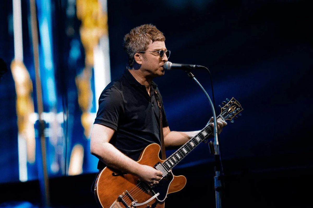 RecCollMag's tweet image. #Oasis' Big Brother Recordings photos of their Manchester homecoming are in the Gig Gallery at recordcollectormag.com/gig-gallery/oa…
