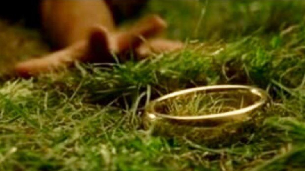 tolkienzone's tweet image. In "Lord of the Rings" (2001), a giant prop ring was used to help force perspective in these shots
