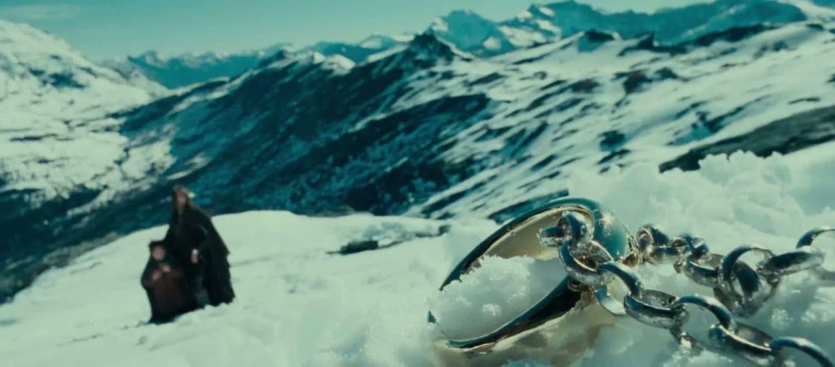 tolkienzone's tweet image. In "Lord of the Rings" (2001), a giant prop ring was used to help force perspective in these shots