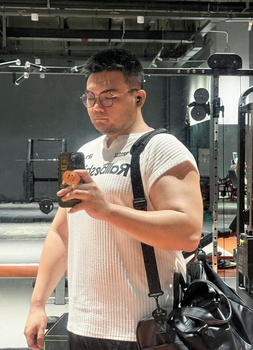 我也是可以了，最近被挖墙角两三次了hhh，欢迎来交朋友，不过想挖是肯定挖不走的。我家狗子脖子上都有精神项圈～只有我不想要的关系，还没有能从我这撬走的关系，这点儿自信我还是有的。
（图文无关