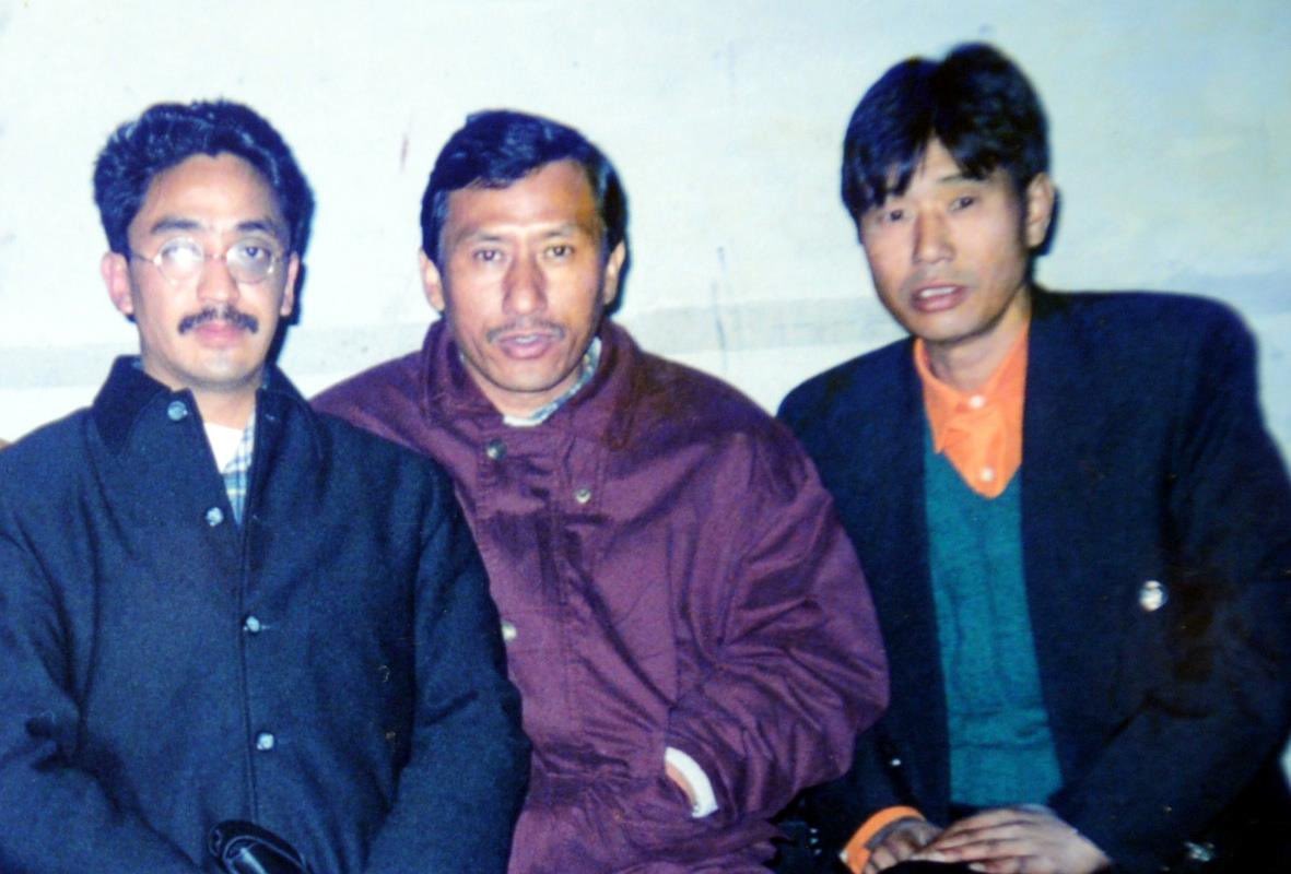 amritnepathya's tweet image. आइ त हाल्यौ
गइ त जाउला
अघि पछि आलो पालो ...
प्रिय अरुण दाई, तिमी घर्तीबाट अस्ताएको साँझ यो दृष्यसँगै हामीले साथै बिताएका तीतीमीठा बातहरु सम्झँदै गमें।
सम्झना दाइ… 🙏🏼