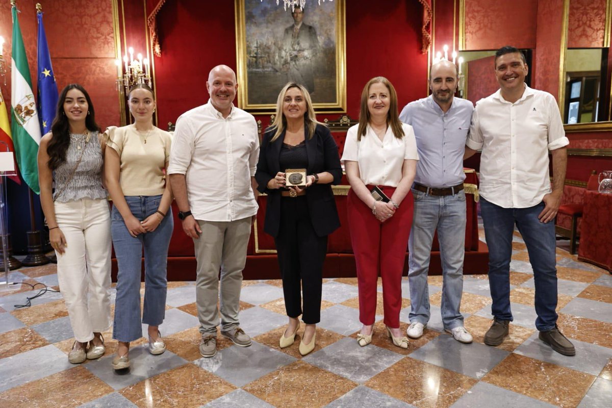marifrangr's tweet image. ✍️He recibido la visita del IES Cerro de los Infantes de Pinos Puente para hacerme entrega del ‘Premio Mari Luz Escribano’ que reconoce el valor de la importante obra de la escritora granadina, ¡¡mi agradecimiento!!