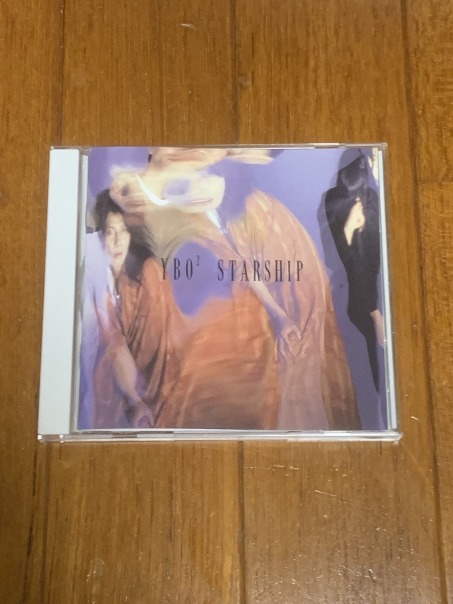4deadmonks's tweet photo. YBO2が89年にリリースした4thアルバムにしてメジャーデビューアルバム『STARSHIP』。ダークで反復する印象的なフレーズを奏でるベースに、タイトなドラムとソリッドなギターが重なるオープニングの『STARSHIP』から、このアルバムに引き込まれる。叙情的で流れる様なメロディがキャッチーで美しい『CANON』吉田の独特なヴォイスと変則的なドラムがパワフルに展開する『自転車男』ミッドテンポで沈み込んでいきながら開放的な展開も見せる『WORN-OUT MUSC』
感情の「ハレ」を思い起こす様な祝祭的な広がりのラストナンバー『ROUND DANCE』まで、短い収録時間に、それぞれの楽曲の魅力がコンパクトに詰まった非常に優れたポップなアルバム。全編にわたってグイグイ印象的なフレーズを弾きまくる北村のベースが特に強い印象を残す。YBO2の隠れた傑作アルバムだと思う
