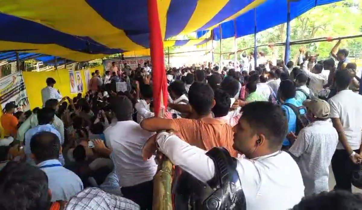 deounion's tweet image. आज #Beltron कर्मी के हड़ताल का #5वां दिन।

यह भीड़ अनपढ़ और गवार लोगों की नहीं है यह भीड़ है सचिवालय से पंचायत स्तर तक कार्य करने वाले #IT_कर्मियों की जो सरकार की सारी योजनाओं और सारे कार्यालयों की #रीढ़_की_हड्डी है।

फैसला आने तक डटे रहेंगे। 

@NitishKumar @Jduonline @BJP4Bihar