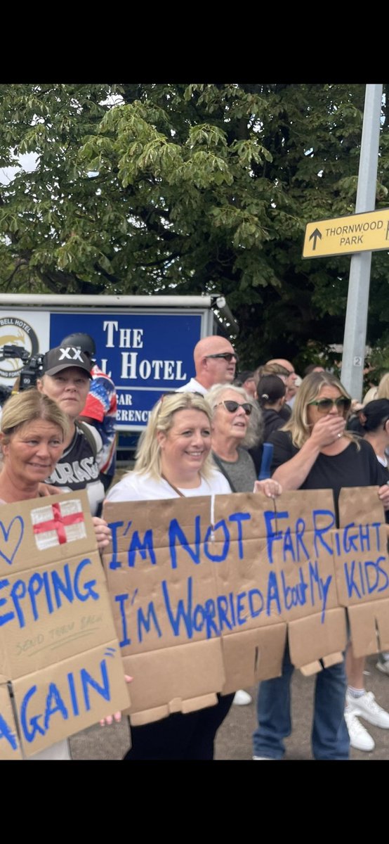 andyching's tweet image. &quot;I&apos;m not far right&quot; and &quot;Send them back&quot; on the placards. Stupid fucks