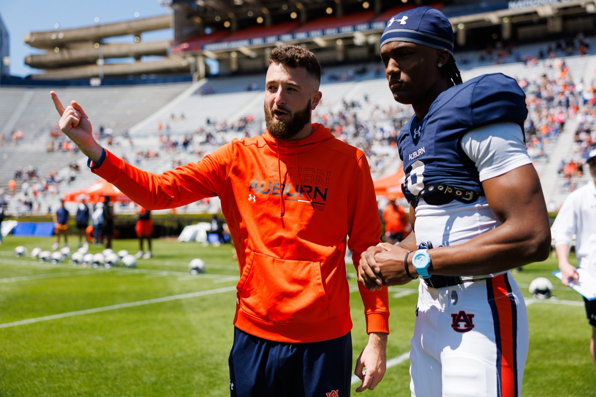 AuburnFootball's tweet photo. Happy Birthday, @heathdedeaux 🎉 https://t.co/gEUtHOT7Ln