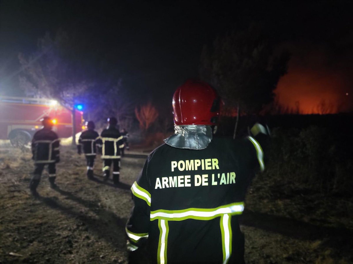 Armee_de_lair's tweet image. Feux à Martigues : les pompiers de l’air de la BA 125 en renfort 🔥
Toute la nuit du 18 juillet, nos soldats du feu ont lutté contre un incendie de 240 ha aux côtés du #SDIS. Bilan : 4 personnes sauvées, 3 autres mises à l'abri et 6 maisons protégées. Bravo pour leur engagement !
