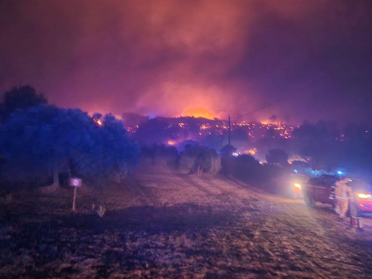 Armee_de_lair's tweet image. Feux à Martigues : les pompiers de l’air de la BA 125 en renfort 🔥
Toute la nuit du 18 juillet, nos soldats du feu ont lutté contre un incendie de 240 ha aux côtés du #SDIS. Bilan : 4 personnes sauvées, 3 autres mises à l'abri et 6 maisons protégées. Bravo pour leur engagement !