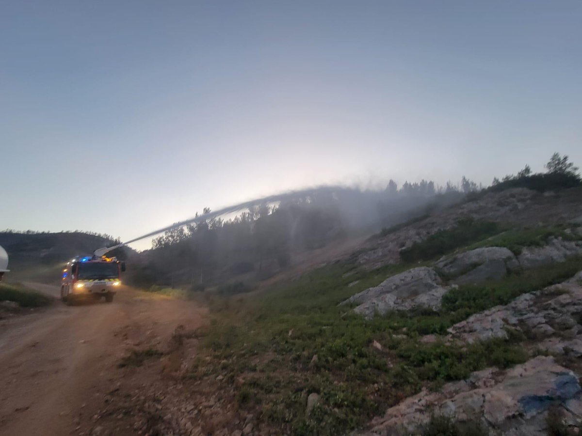 Armee_de_lair's tweet image. Feux à Martigues : les pompiers de l’air de la BA 125 en renfort 🔥
Toute la nuit du 18 juillet, nos soldats du feu ont lutté contre un incendie de 240 ha aux côtés du #SDIS. Bilan : 4 personnes sauvées, 3 autres mises à l'abri et 6 maisons protégées. Bravo pour leur engagement !