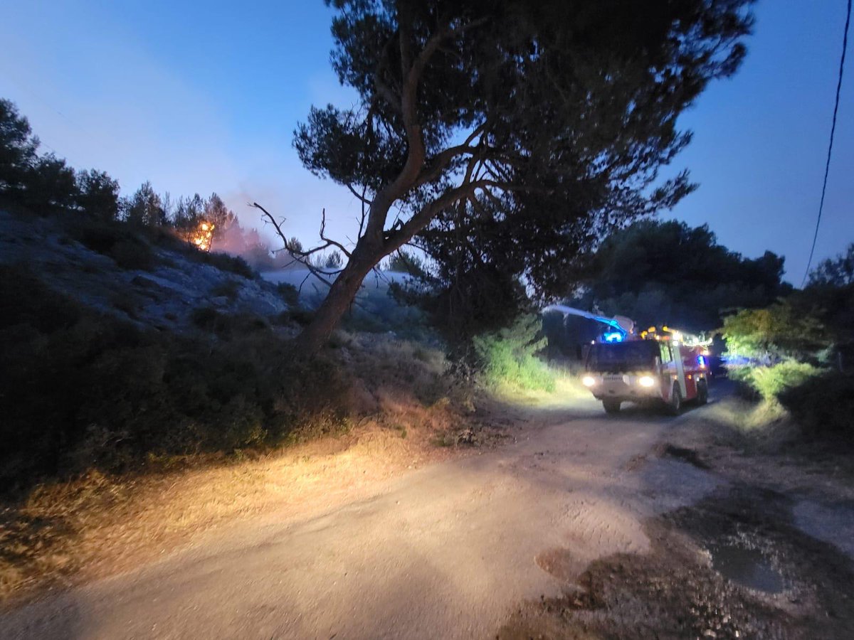 Armee_de_lair's tweet image. Feux à Martigues : les pompiers de l’air de la BA 125 en renfort 🔥
Toute la nuit du 18 juillet, nos soldats du feu ont lutté contre un incendie de 240 ha aux côtés du #SDIS. Bilan : 4 personnes sauvées, 3 autres mises à l'abri et 6 maisons protégées. Bravo pour leur engagement !