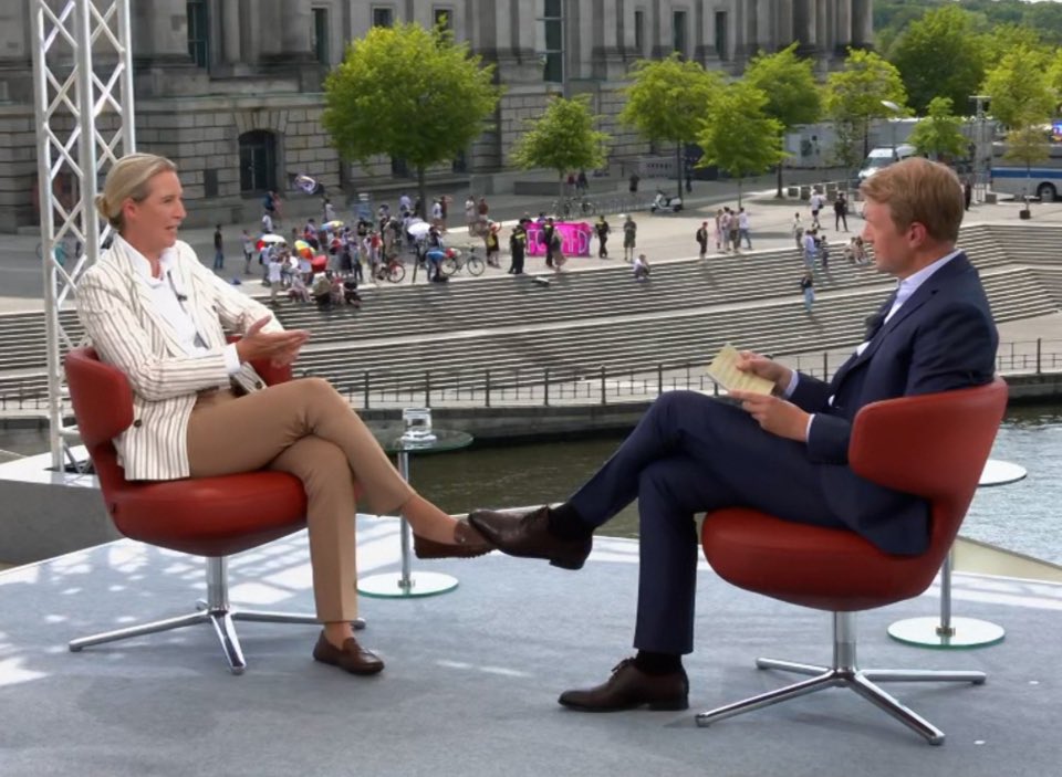 MeRobertMines's tweet image. 🇩🇪 As a liberal, I don’t back all of AfD’s views, but the chaos at Alice Weidel’s ARD Sommer interview—drowned by NGO protests—shows a free society under threat. Media and unity parties, not #AfD, endanger democracy. #Weidel #FreedomOfSpeech #Germany @Alice_Weidel @wahrzeit2…