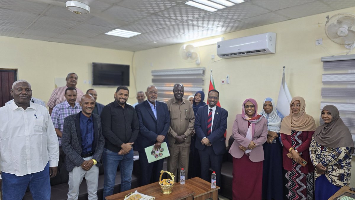 gov_moci's tweet image. الثقافة والإعلام والسياحة تستقبل وزيرها.. وخالد الأعيسر يبدأ من حيث انتهى
استلم اليوم الأستاذ خالد الأعيسر مهامه وزيرًا للثقافة والإعلام والسياحة، بعد أدائه القسم ومباشرته العمل رسميًا من داخل مقر الوزارة.
وكان في استقباله لدى وصوله مقر الوزارة كل من الدكتور جرهام عبدالقادر…