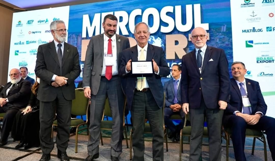 [PT] O fórum "MERCOSUL EXPORT", organizado pela <a href="/BrasilExport/">Forum Brasil Export</a>,  foi realizado em Assunção 🇵🇾 nos dias 17 e 18 de julho.
📌 Na ocasião, se outorgou um reconhecimento a Sergio Abreu, Secretário-Geral da ALADI, por sua trajetória e compromisso com a integração regional.
💬 Em sua